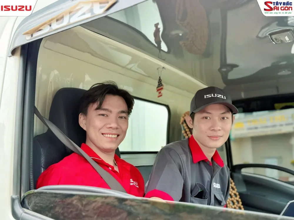 Tài xế San Hà thực hành lái xe dưới sự hướng dẫn của chương trình.