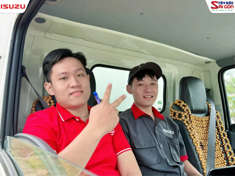 Tài xế San Hà thực hành lái xe dưới sự hướng dẫn của chương trình.