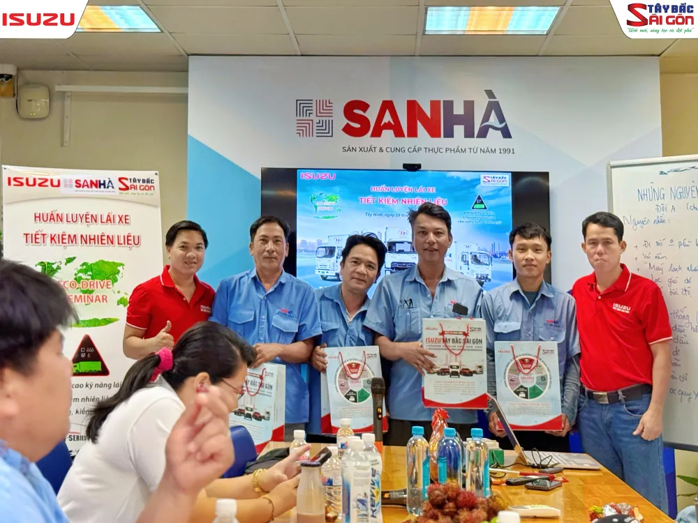 Các thành viên nhận quà và cùng lưu giữ khoảnh khắc sau chương trình.
